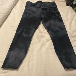 GapFit matching leggings and bra top. Cute outfit for your workout!